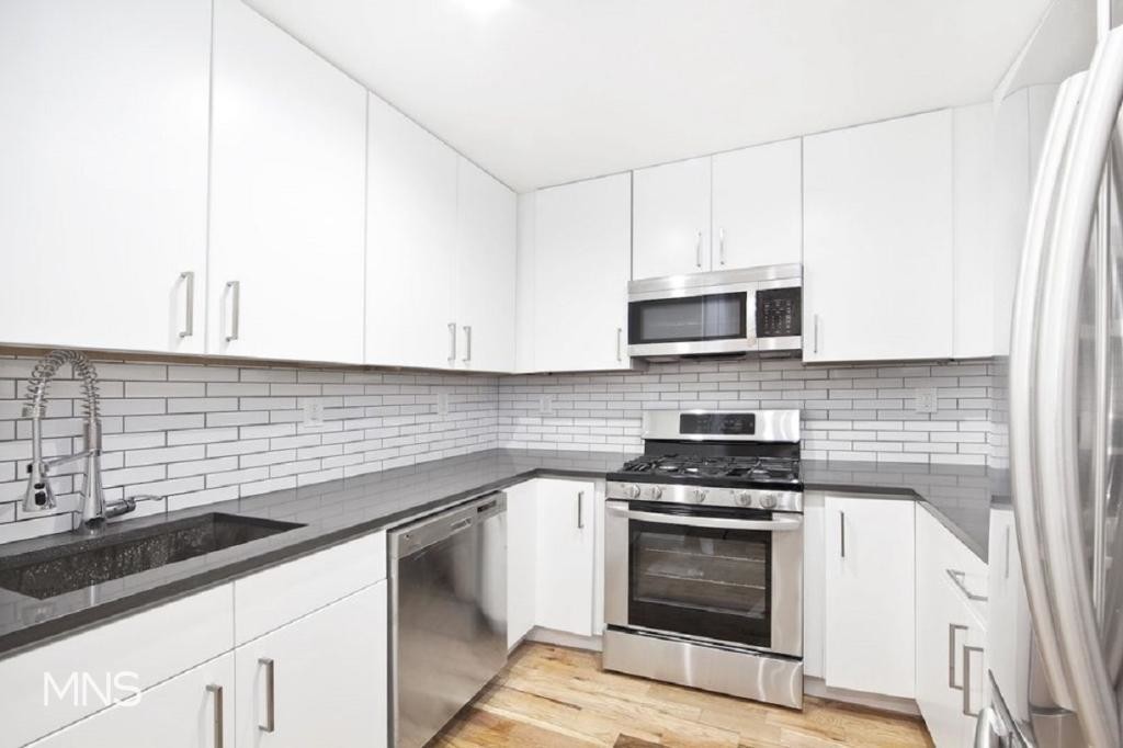 Primary Photo - 1381 Myrtle Ave