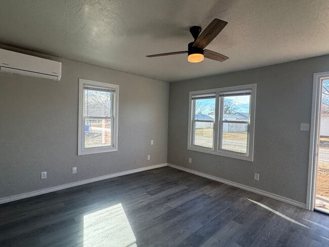 Building Photo - 304 S 2nd St