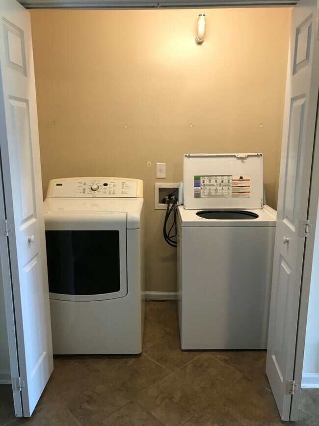 Foto del edificio - Well Maintained 2 Bedroom 2.5 Bathroom Townhome