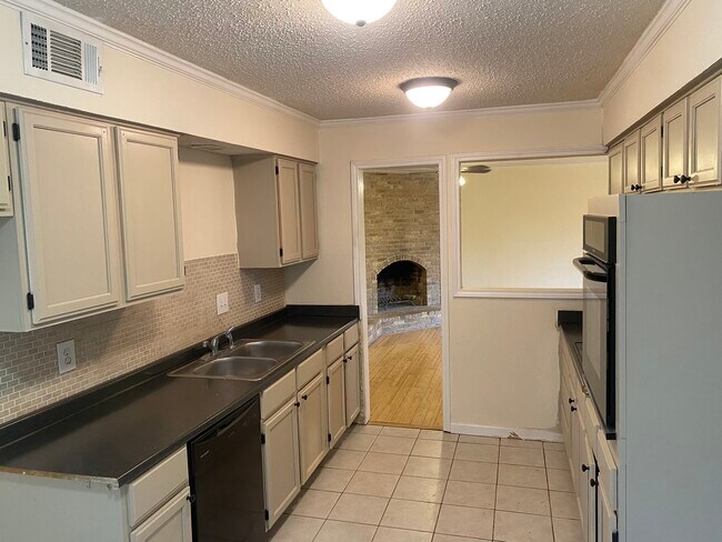 Building Photo - 7939 Habersham Ln