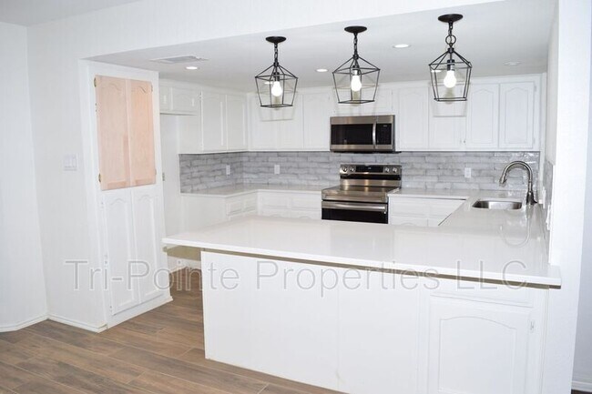 Building Photo - 7900 Lazy Brook Dr