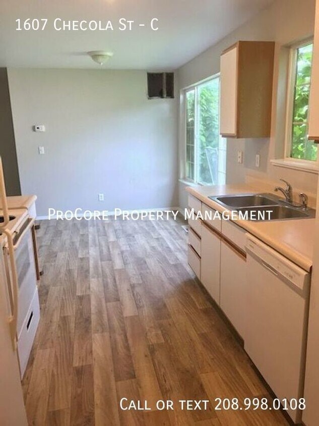 Primary Photo - Move-In Ready Upper Unit: 3 Bedrooms, 2 Ba...