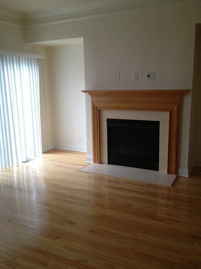 LIVING ROOM - 71 Osprey Ct