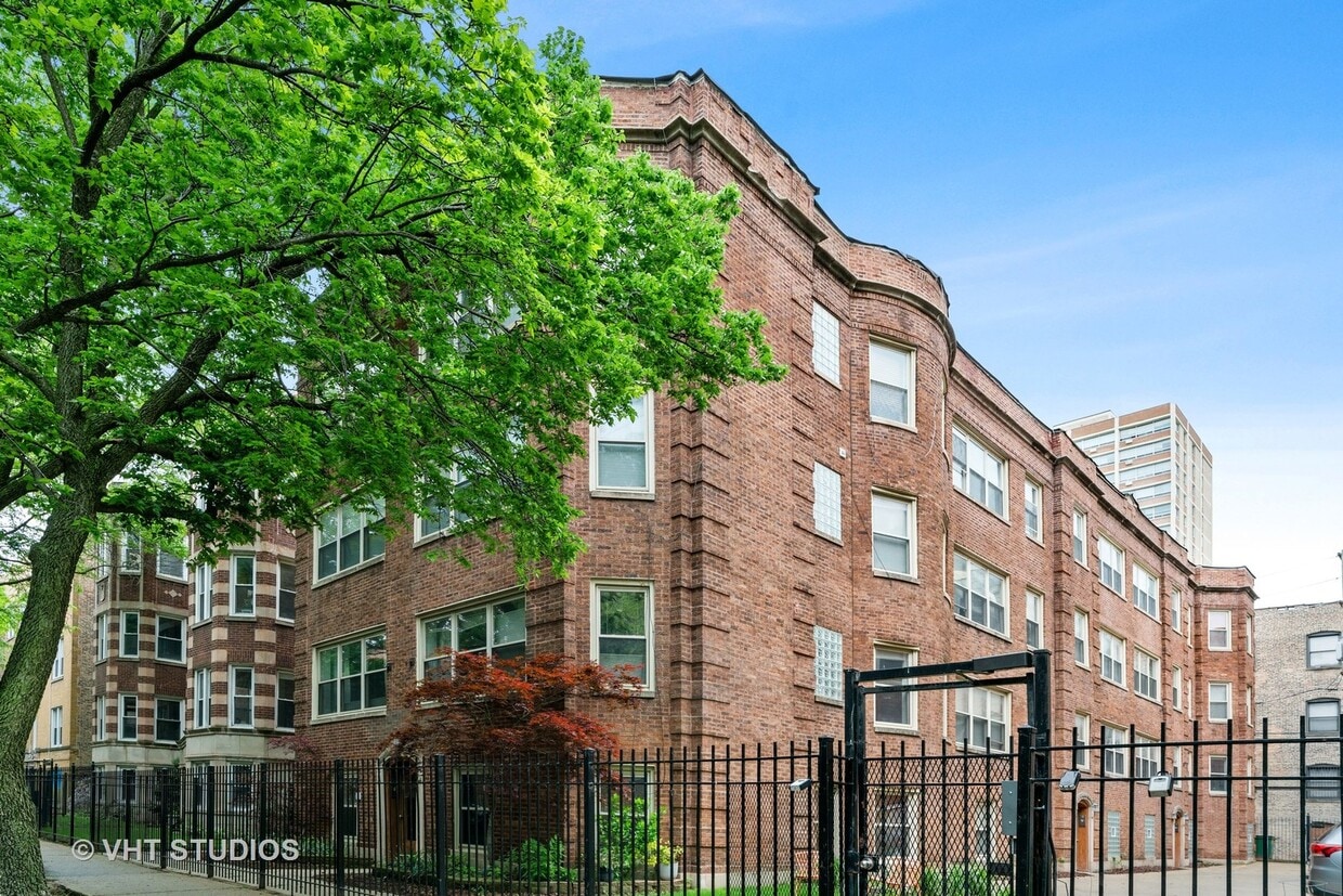 Primary Photo - 834 W Agatite Ave