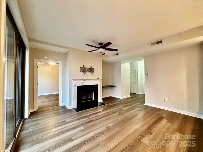 Foto del edificio - 718 W Trade St