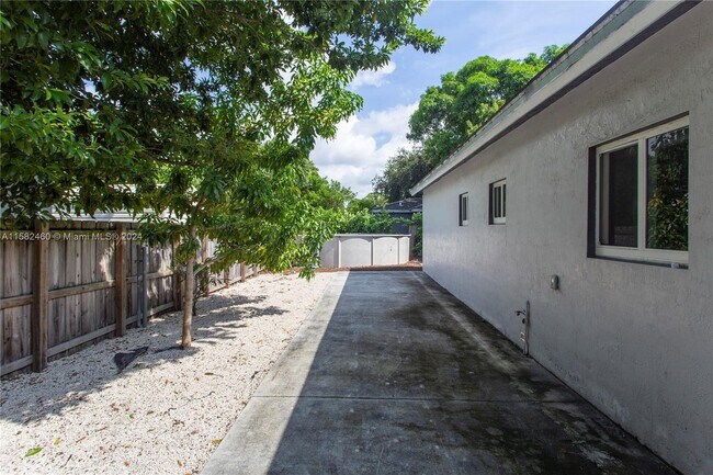 Foto del edificio - 327 NW 47th St