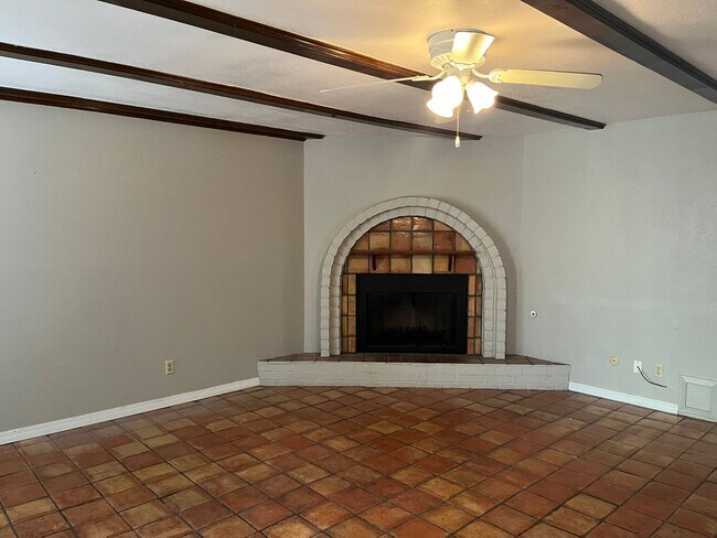 Building Photo - Lovely Eastside Home!