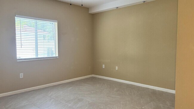 Foto del edificio - 1103 Golden Lakes Blvd
