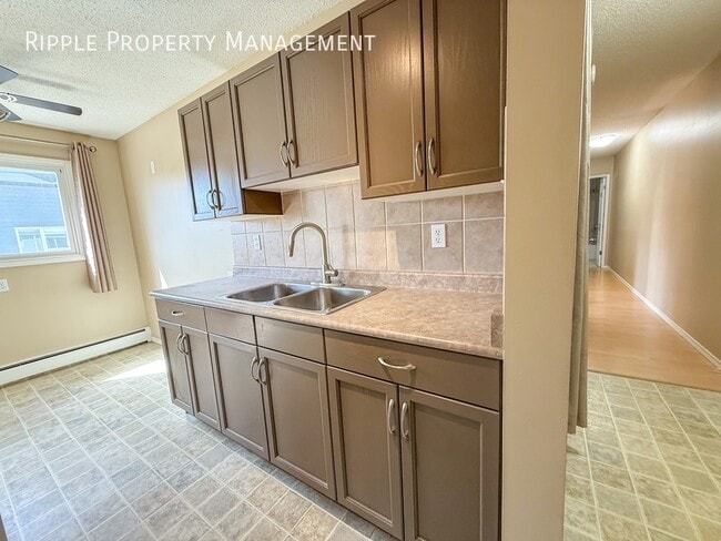 Photo du bâtiment - Modern 2 Beds, 1 Baths Apartment/Condo | N...