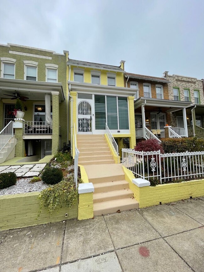 Foto del edificio - Charming 1928 Row Home for Rent with Modern Amenities — 3 Bedroom 2 Full Bath w/ 2 Half Baths, 2 ...