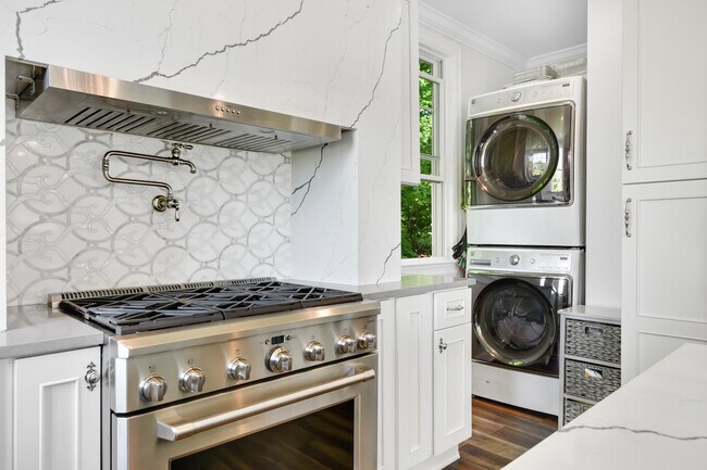 Foto del edificio - 57 Pintard Ave