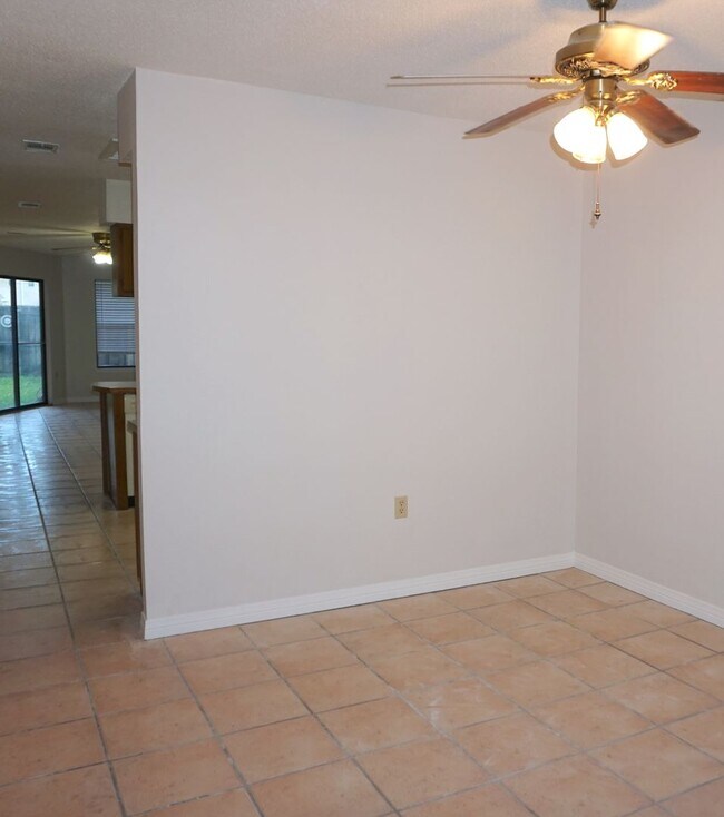 Building Photo - Townhouse in FWB