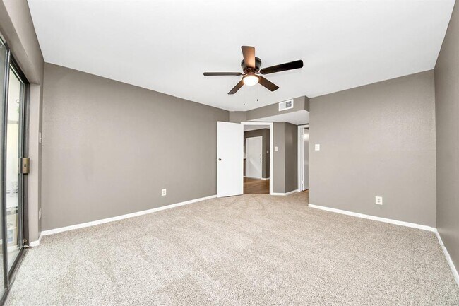 Foto del edificio - 3015 Walnut Bend Ln