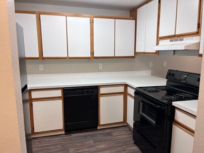 Foto del edificio - Beautiful Forest Views From The Top Floor and a Great Deal!! $900 Off Your First Full Month!