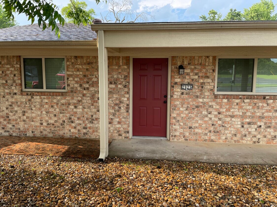 Primary Photo - 2925 Greenhills Dr