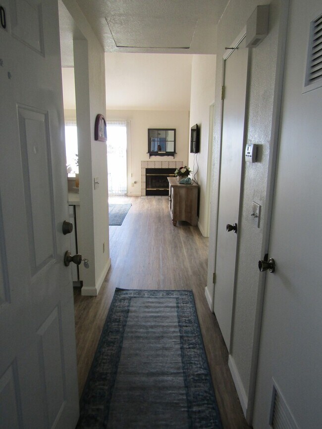 Foto del edificio - Gorgeous 1 Bed, 1 Bath Updated Condo in Sh...