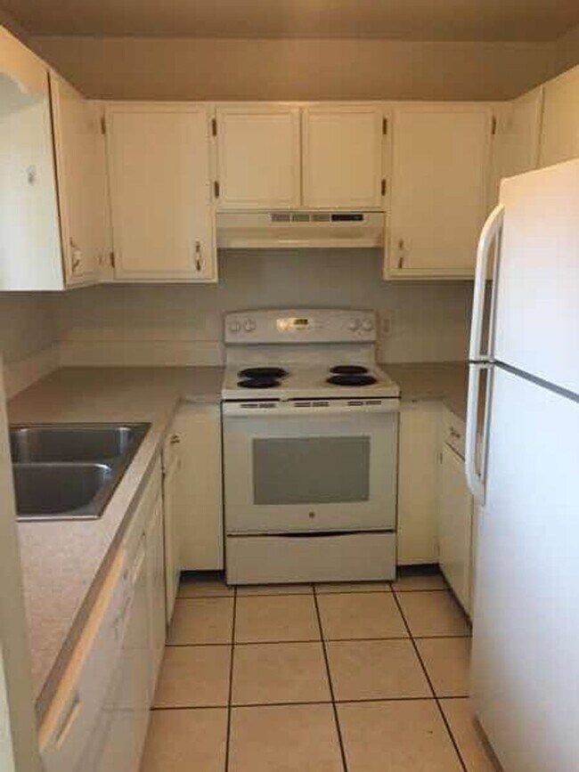 Foto del edificio - 1105-1107 Baker St Duplex