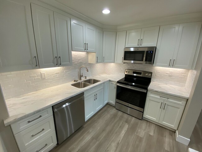 Building Photo - 1 Bed 1 Bath Condo Newly Remodeled W/ Park...