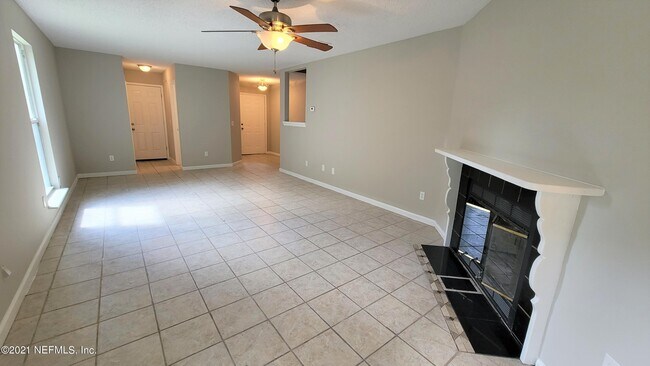 Foto del edificio - 3947 Laurelwood Dr