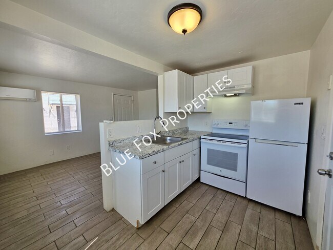 Building Photo - 3401 E Bermuda St