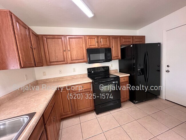Building Photo - Lovely 4 Bedroom, 2.5 Bath House on the Ea...