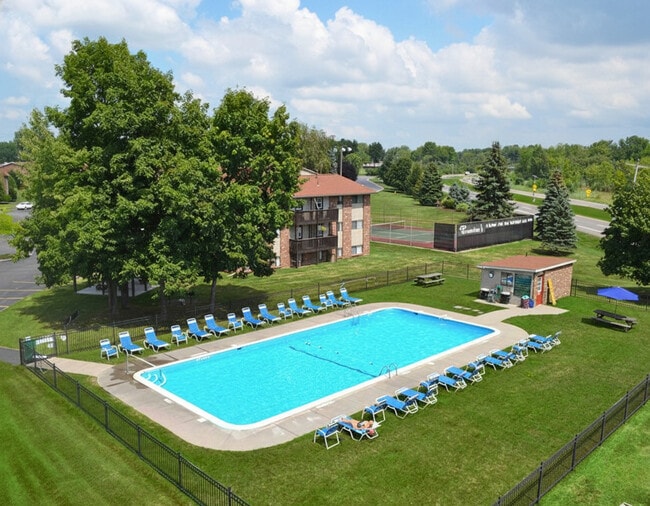 Foto del edificio - Grenadier Village Apartments