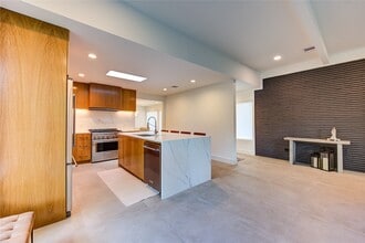 Building Photo - 303 Isolde Dr