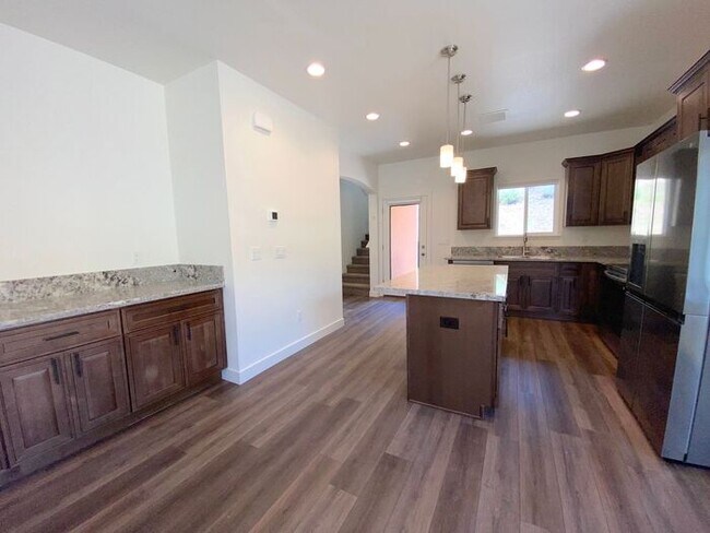 Foto del edificio - Built 2023! NW Reno 3 Bedroom House - Downstairs Masterbedroom/Masterbath