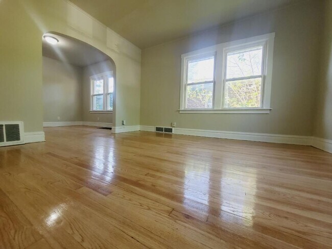 Building Photo - 2 Bed 1 Bath Home