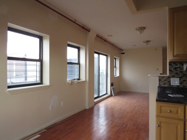 Building Photo - 795 Grand St