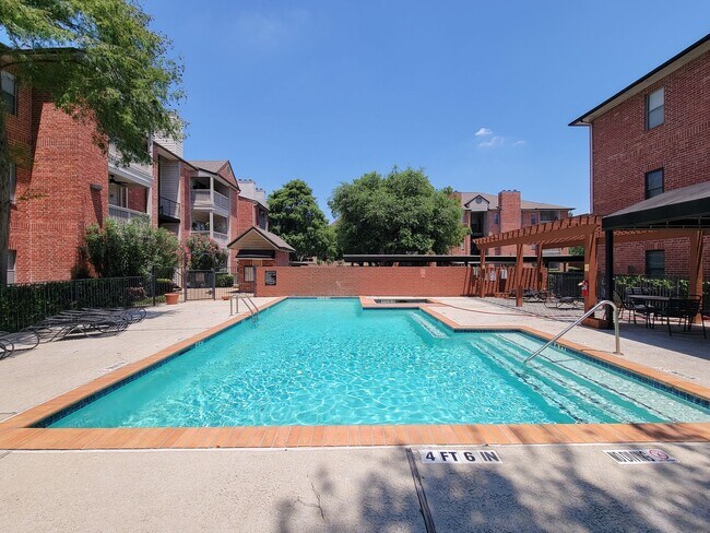 Foto del edificio - Prime Location in West University Area! First floor unit with open floor plan, tile floors throug...
