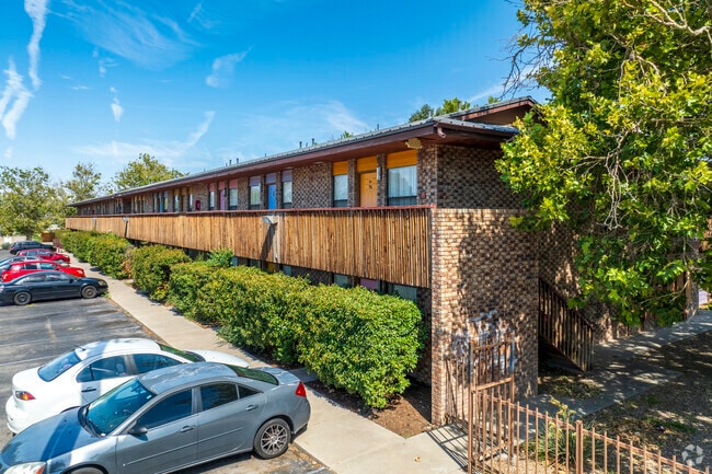 Alternate - FREE UTILITIES!!   GREAT VIBES!!