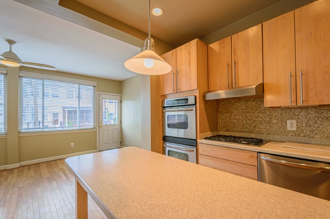 Foto del edificio - 611 Otis Pl NW