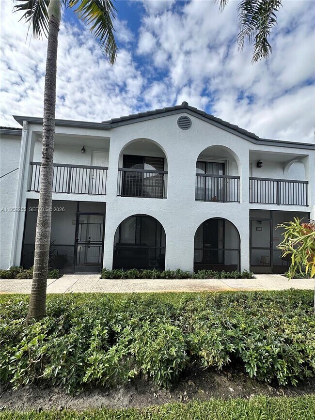 Foto del edificio - 18240 Mediterranean Blvd