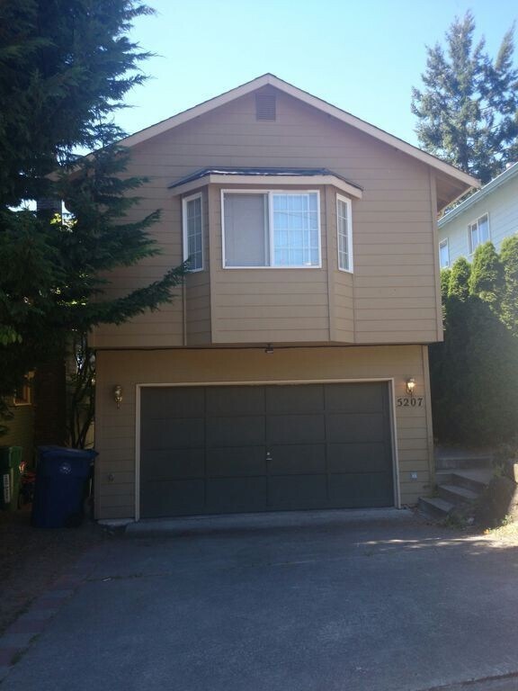 Primary Photo - Lovely upper 2 floors of Large home in Phi...
