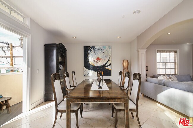 Foto del edificio - 125 S REXFORD Dr