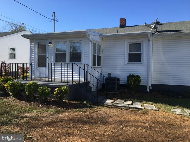 Building Photo - 458 Hanson Ave