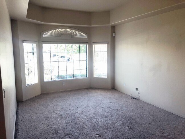 Foto del edificio - SPACIOUS 4 BED, 2 BATH HOME LOCATED NEAR B...