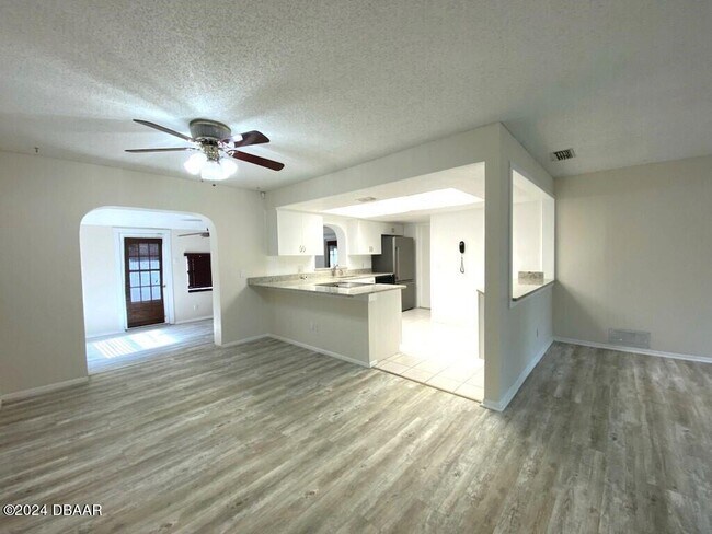 Building Photo - 1027 Tompkins Dr