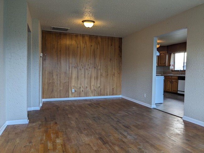 Building Photo - **PENDING APP**Spacious 3 Bed 1.5 Bath hom...