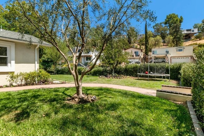 Building Photo - A charming 3-bedroom, 2.5 bath home in Don...