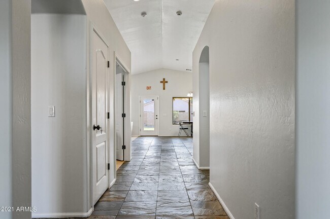 Building Photo - 5023 W Lynne Ave
