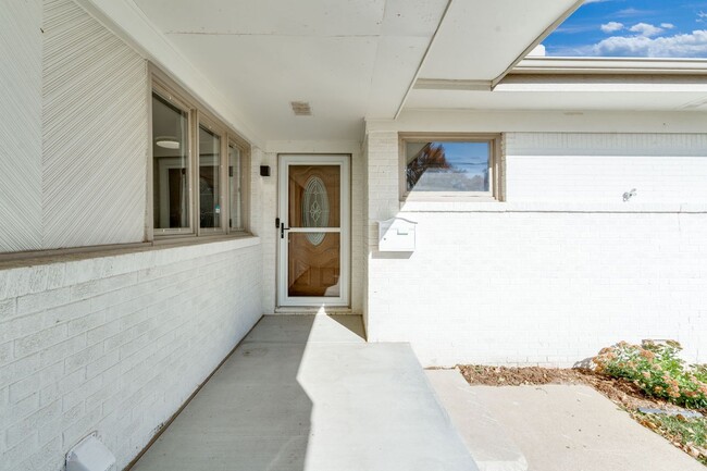 Building Photo - 1917 N Edgemoor Dr