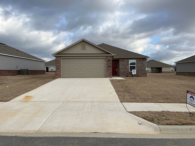 Foto del edificio - *NOW PRELEASING!* NEW Three Bedroom | Two Bath Home in Somerset