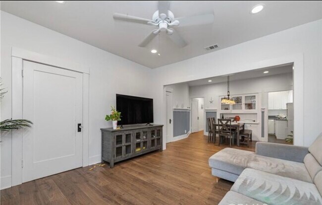 Foto del edificio - 2324 S Grand Ave