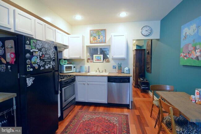 Building Photo - 811 Latona St