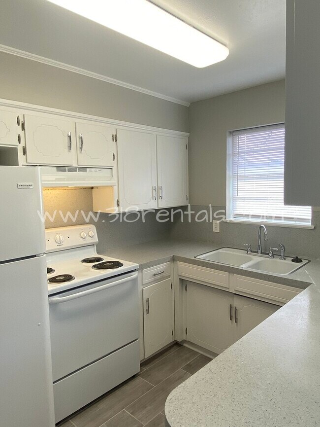 Building Photo - Home in Bellaire available now!