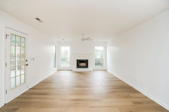 Foto del edificio - Stunning 3-bedroom, 2.5-bathroom home located in desirable Mt. Pleasant, SC