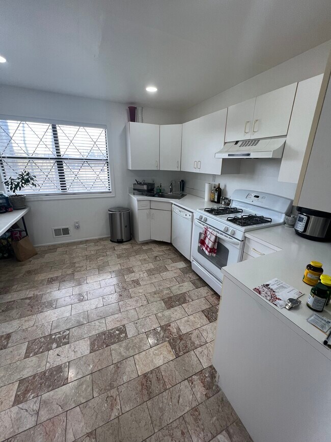 Kitchen - 36 Dortmunder Dr