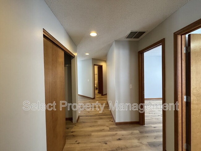 Building Photo - 829 Willen Ln